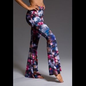 Onzie bell flare pant in fast flower print size XS